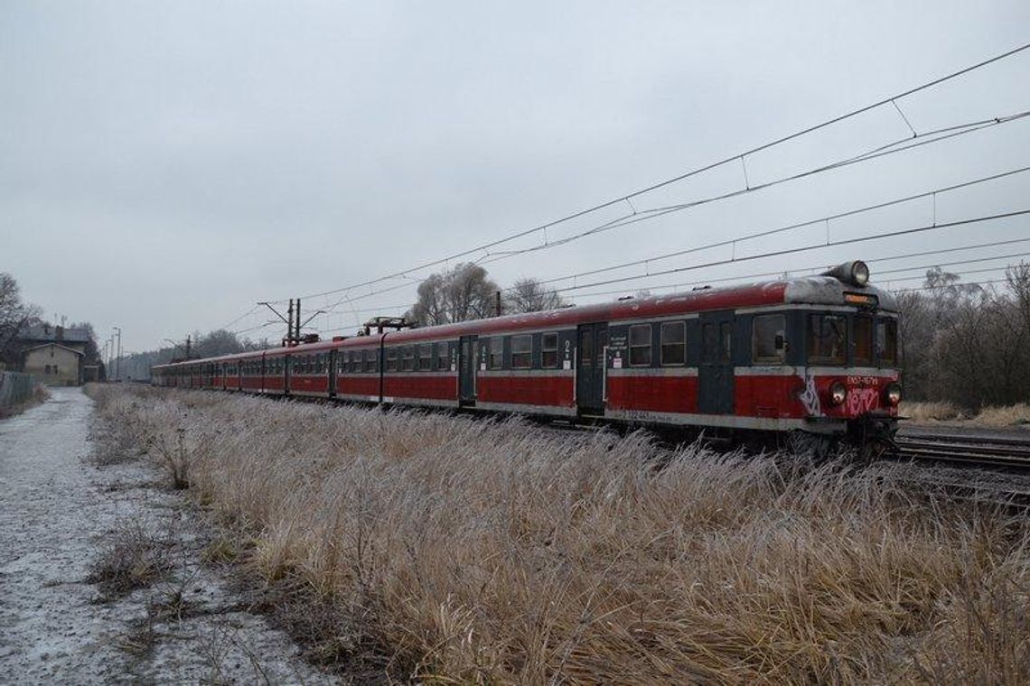 Kolejowy armagedon trwa, 200 osób uwięzionych w pociągach