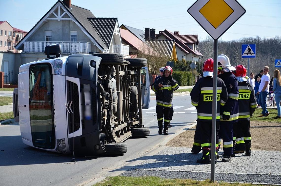 Kolizja dwóch busów na skrzyżowaniu ZDJĘCIA