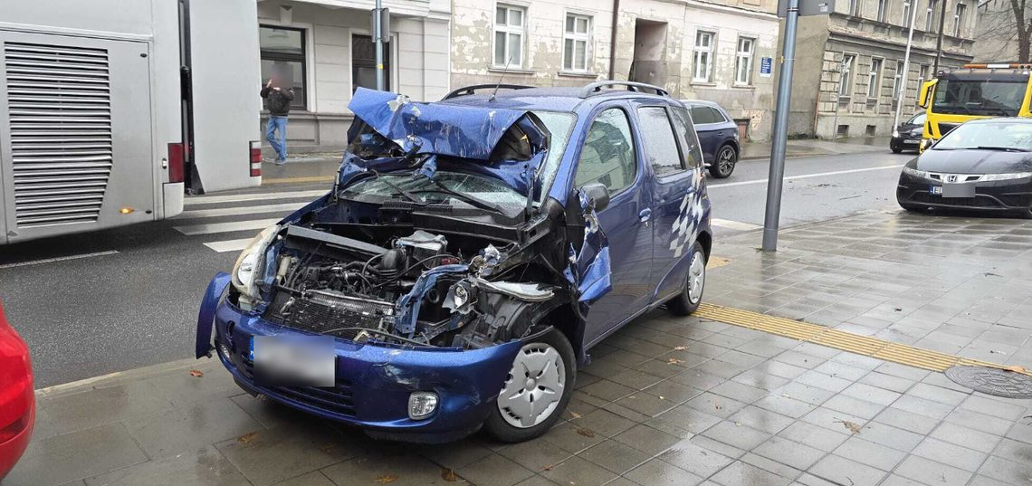Kolizja na Nowym Świecie. Chwila nieuwagi przed przejściem dla pieszych ZDJĘCIA Kolizja na Nowym Świecie. Chwila nieuwagi przed przejściem dla pieszych ZDJĘCIA