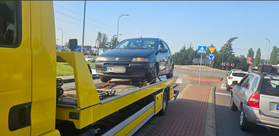 Kolizja na rondzie. Kaliska policja szuka sprawcy, który uciekł