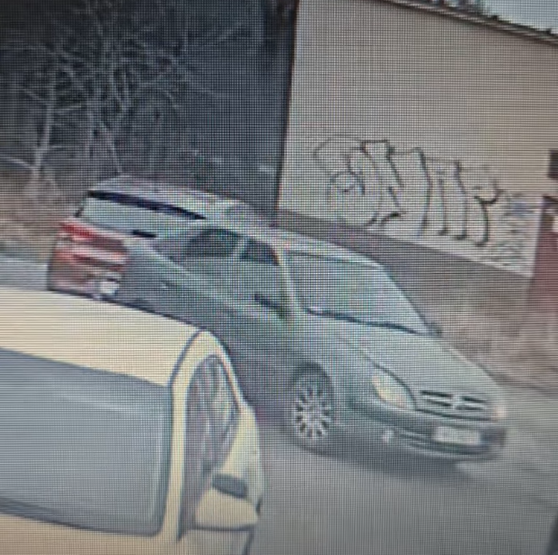 Kolizja przed przychodnią. Sprawca odjechał, jest poszukiwany NAGRANIE Z MONITORINGU