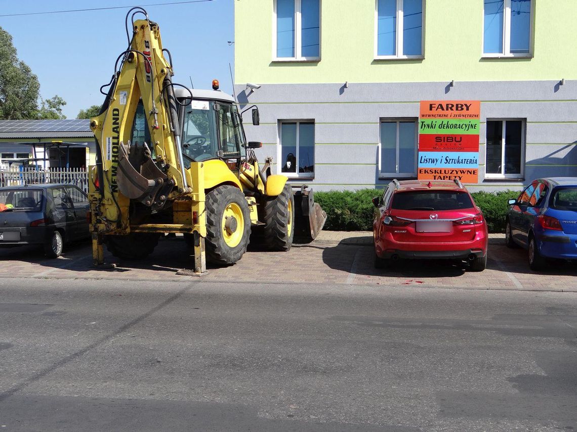 Kolizja samochodu i koparki. W pojazdach nie było… kierowców ZDJĘCIA