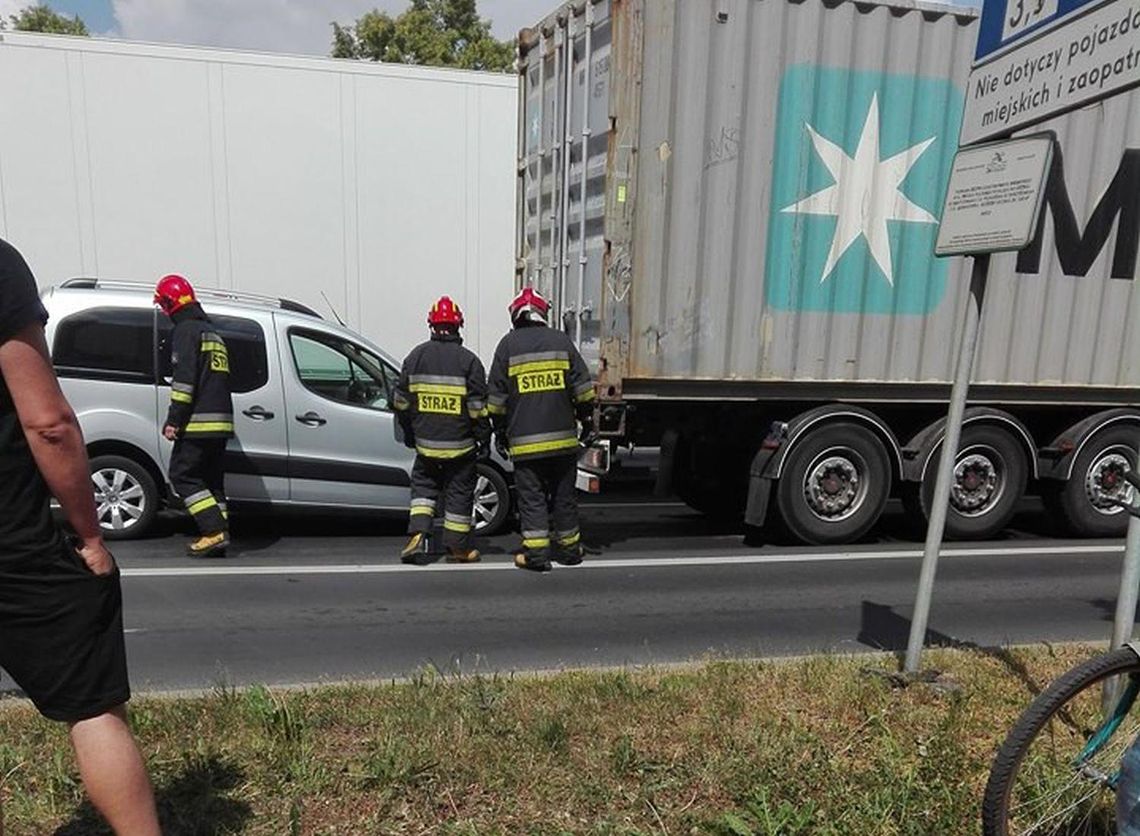 Kolizja z ciężarówką na al. Wojska Polskiego ZDJĘCIA