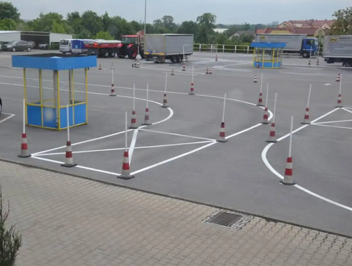 Koniec „jazdy na tyczki”. Z egzaminu znika plac manewrowy? Koniec „jazdy na tyczki”. Z egzaminu znika plac manewrowy?
