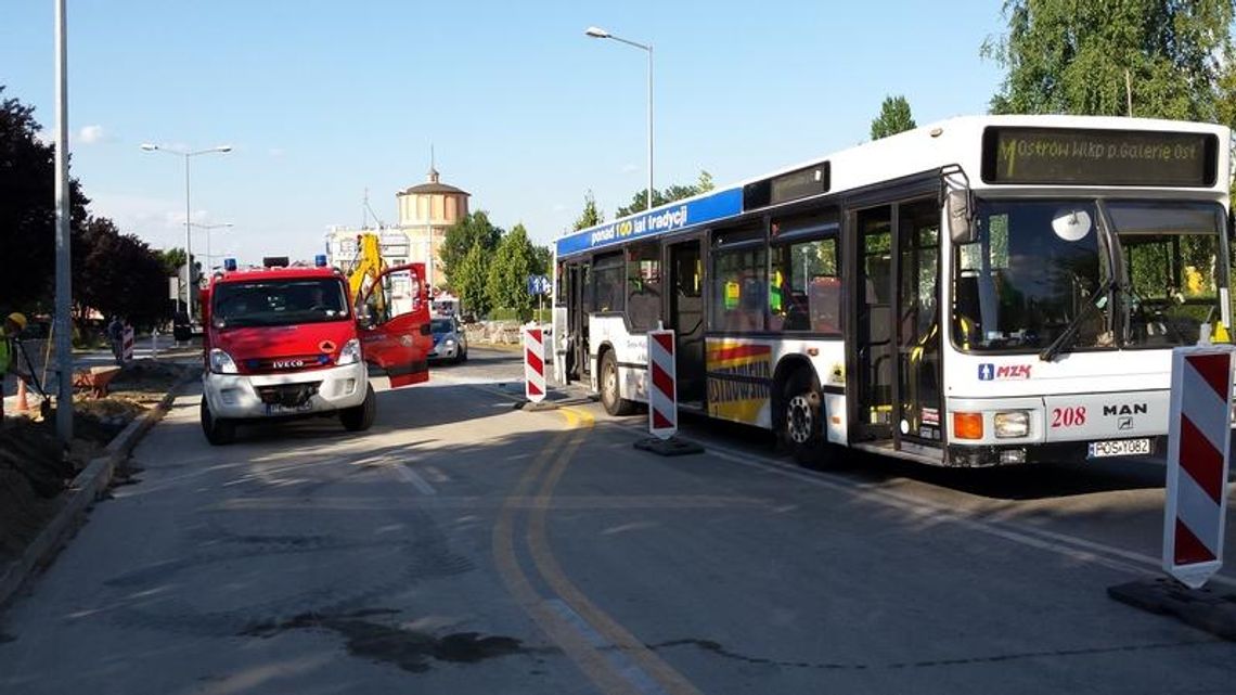 Koparka uderzyła w autobus ZDJĘCIA