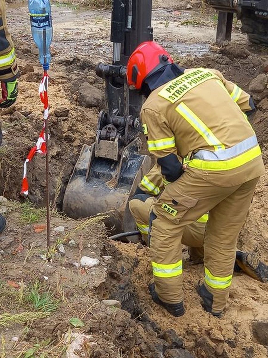 Koparka uszkodziła rurę z gazem. Interwencja służb w Zdunach