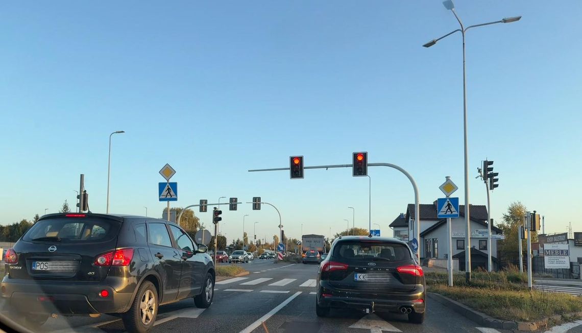 Korki na al. Wojska Polskiego. Kierowcy tracą cierpliwość na 𝐓𝐘𝐂𝐇 ś𝐰𝐢𝐚𝐭ł𝐚𝐜𝐡, miasto odpowiada