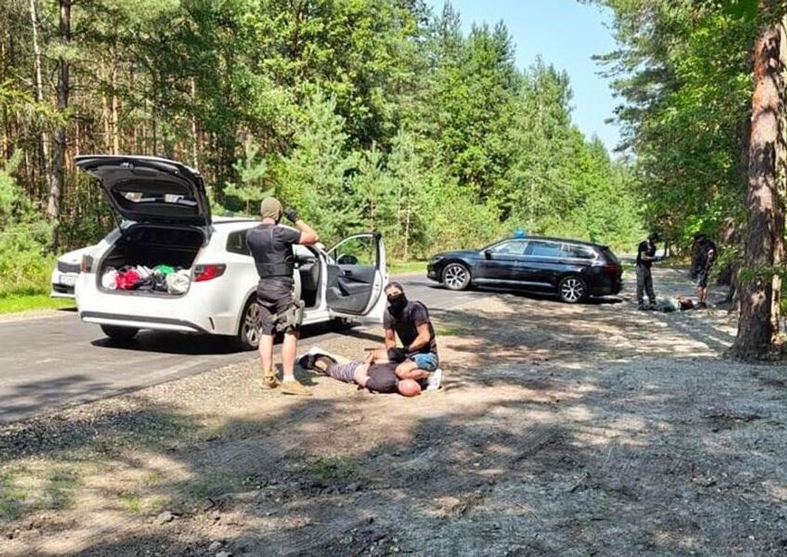 „Korzystali z nieobecności domowników”. Spektakularna akcja policji
