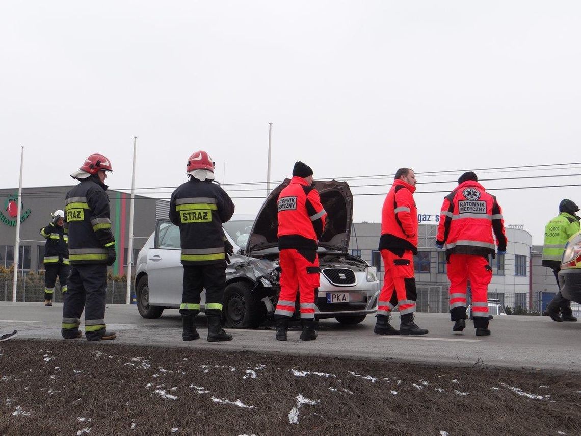 Krajowa „12”: Zderzenie mercedesa z seatem ZDJĘCIA