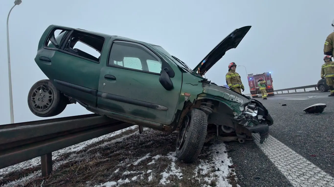 „Krajówka” zablokowana. Rozbite trzy auta