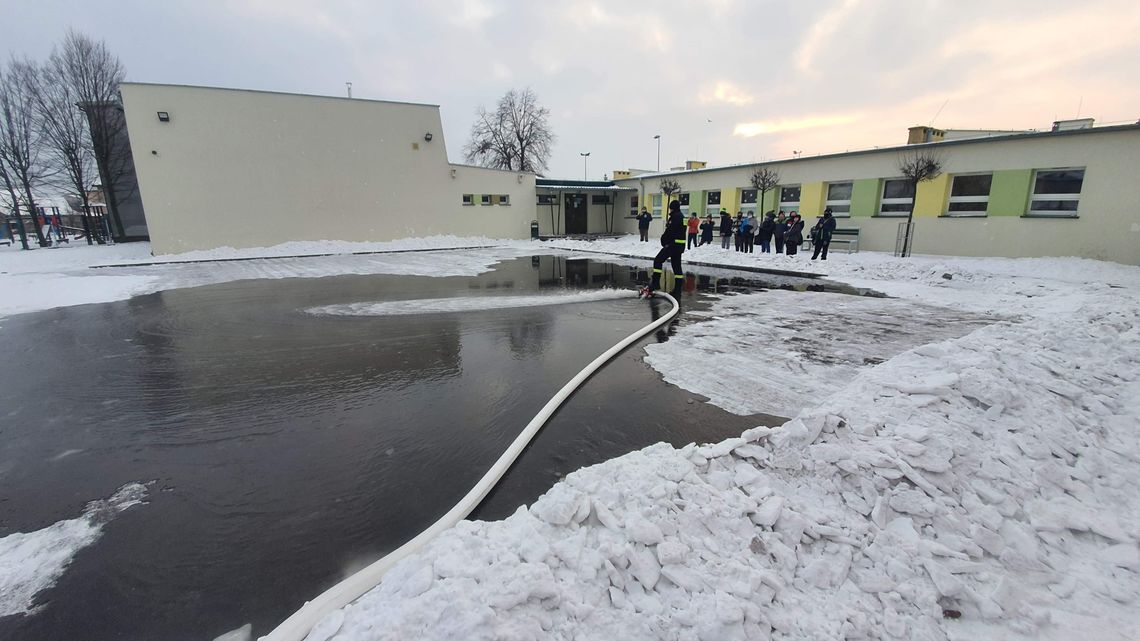 Krotoszyńscy strażacy pomogli w utworzeniu bezpiecznego lodowiska