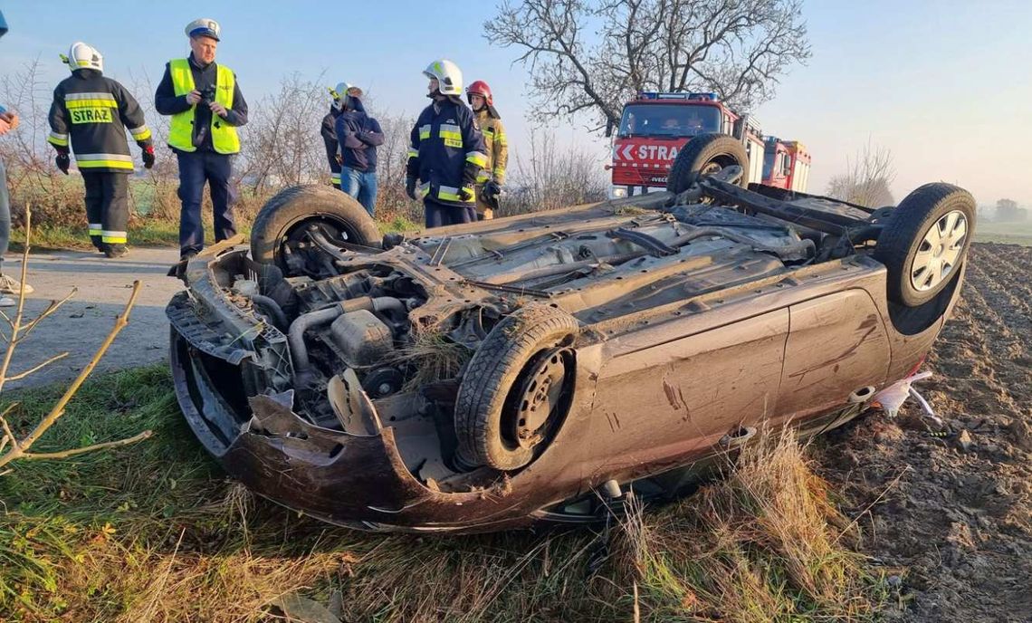 Ksiądz dachował, spiesząc się na mszę ZDJĘCIA