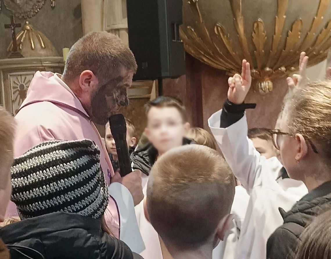 Ksiądz umazany błotem. „Cyrk czy super pomysły?"