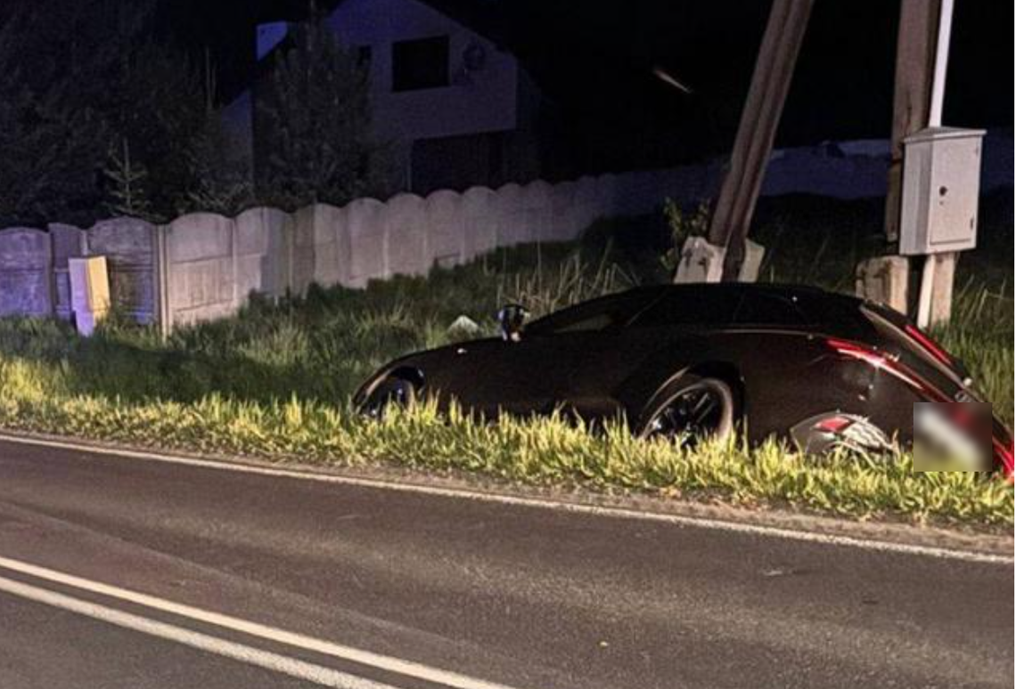 Kto prowadził? Audi w rowie, dwaj mężczyźni pod wpływem alkoholu