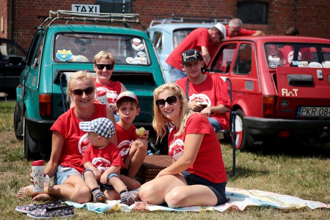 Kultowe Mercedesy, Volvo, Nysy, Fiaty... Zlot zabytkowych pojazdów w Gołuchowie FOTORELACJA