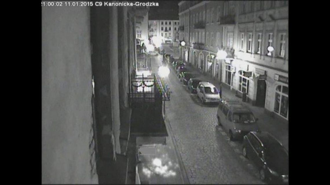Latająca, płonąca… kołdra nad ul. Kanonicką WIDEO