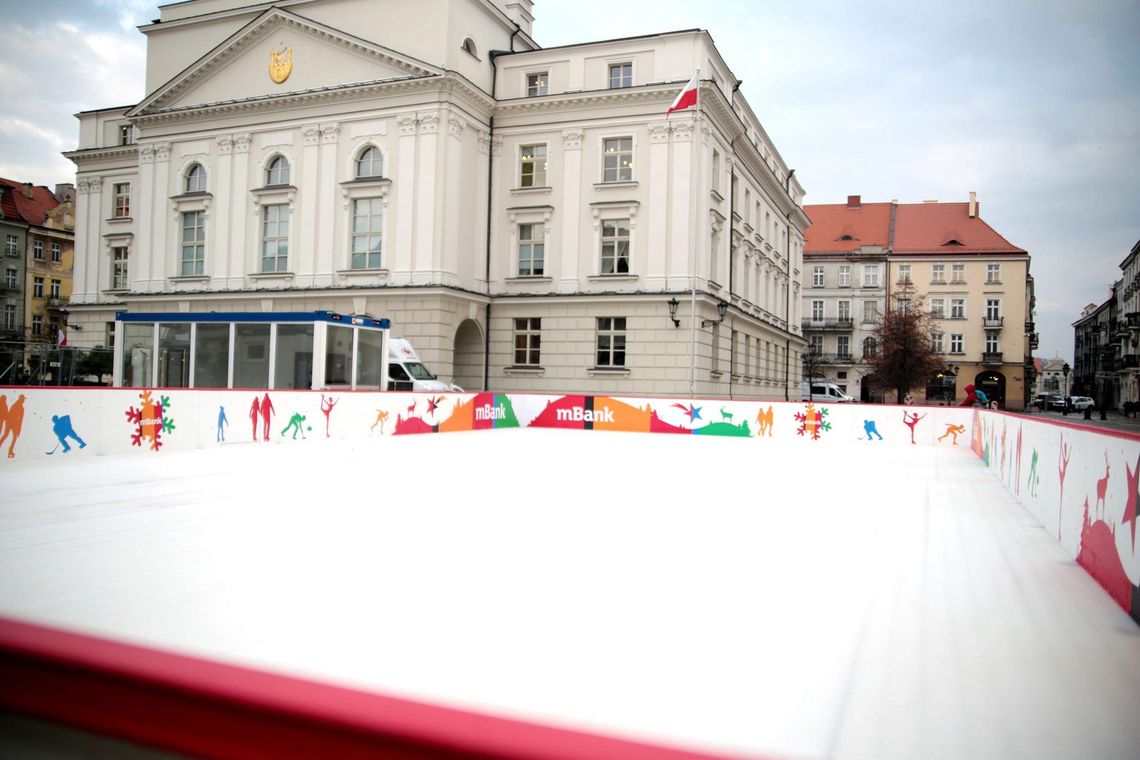 Lodowisko przed ratuszem gotowe! ZDJĘCIA