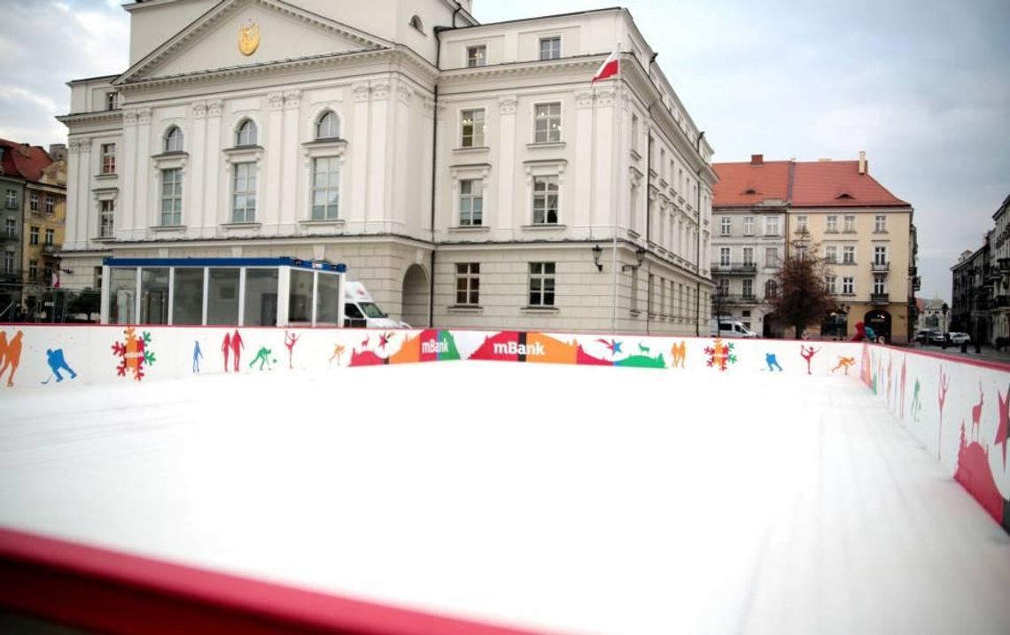 Lodowisko przed ratuszem zaczęło się topić. Atrakcja będzie czynna od 24 grudnia