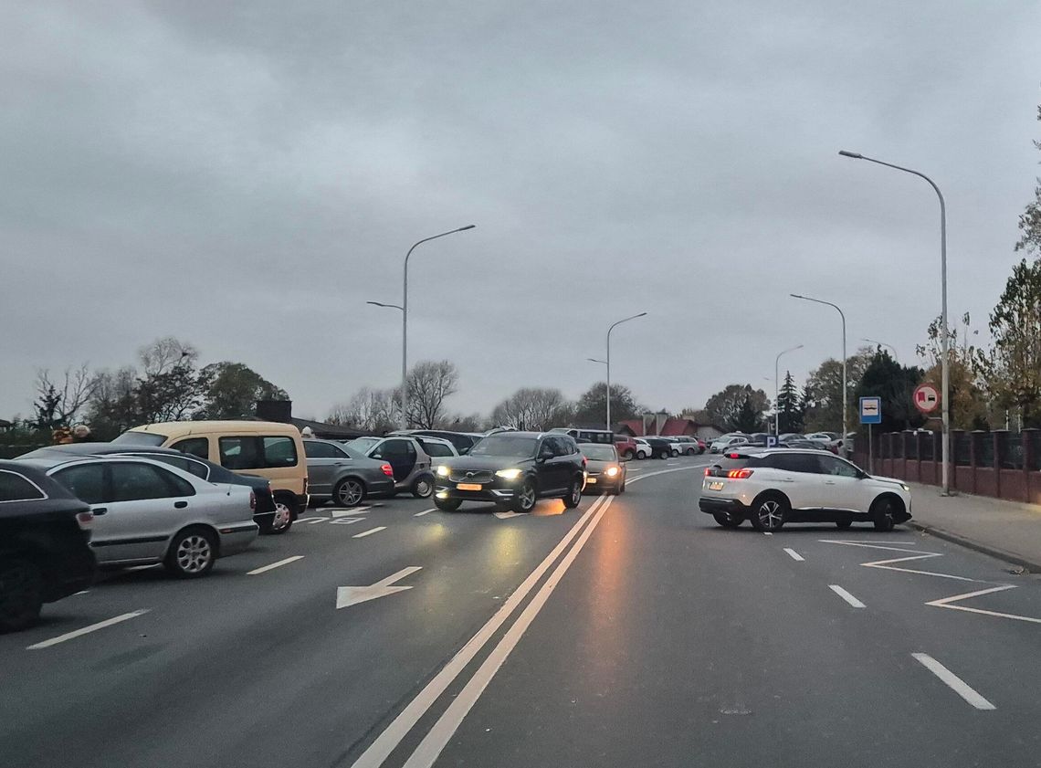 Ludzie jadą na cmentarze. Sytuacja na drogach