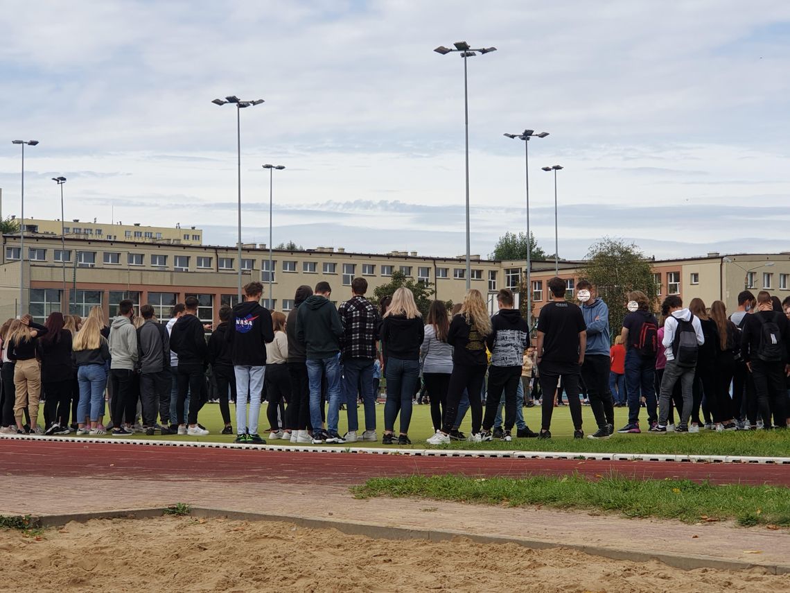 Maile o ładunku z gazem trującym. Straż interweniuje w kaliskich liceach ZDJĘCIA