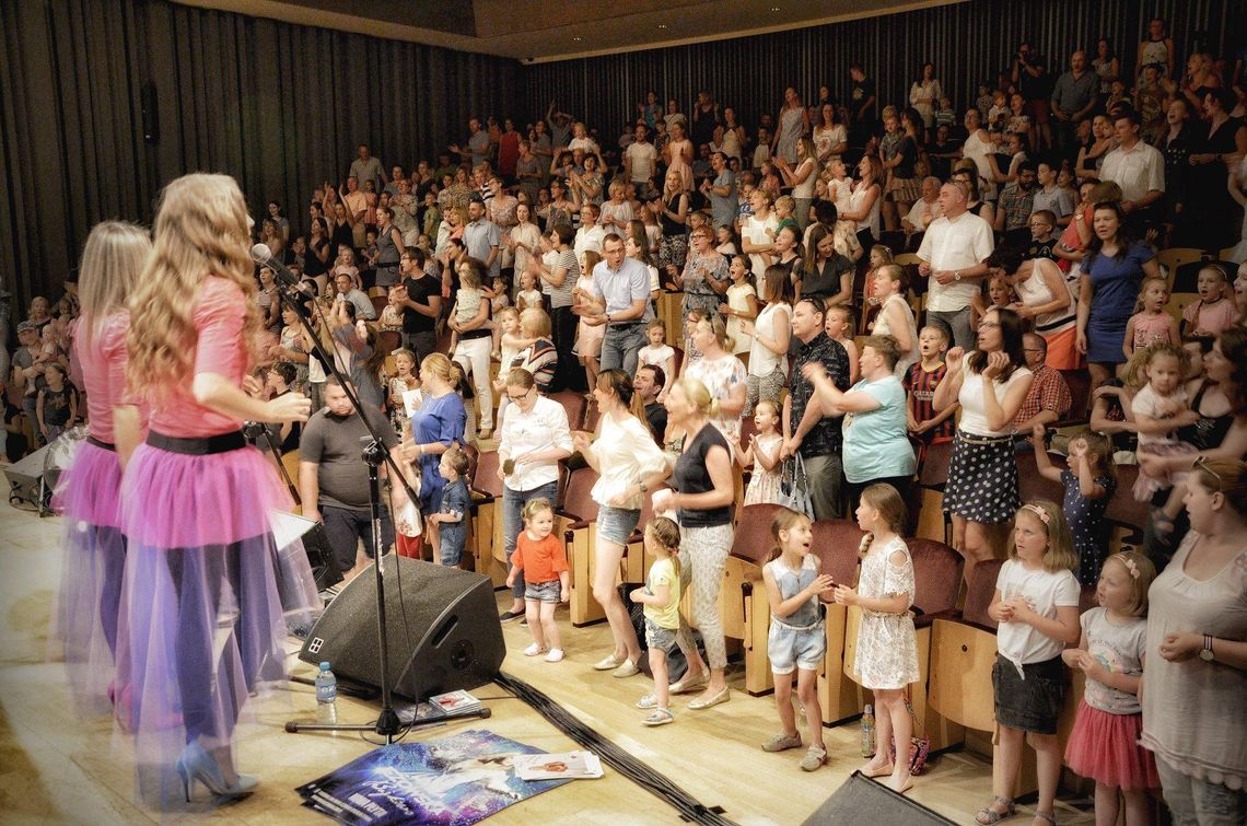 Majka Jeżowska z Filharmonią Kaliską. Porywający koncert z okazji Dnia Dziecka ZDJĘCIA