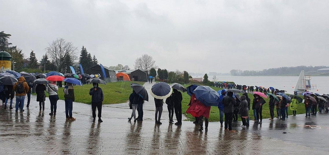 Majówkowy spadek zakażeń. Za to wielka kolejka do szczepień ZDJĘCIA