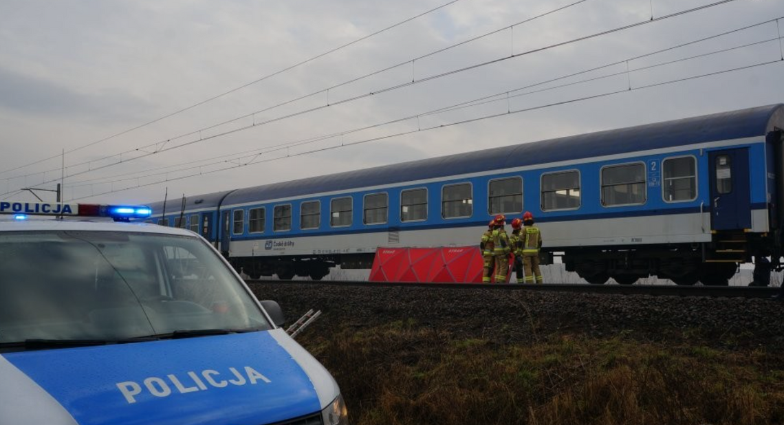 Makabryczny wypadek. Mężczyzna wszedł na tory i rozłożył ręce