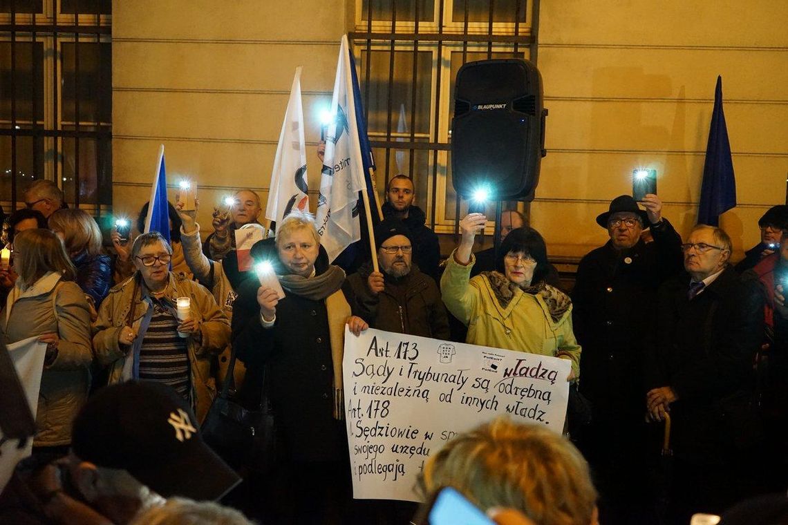 Manifestacja przed kaliskim sądem. W obronie demokracji i wolnych sądów ZDJĘCIA