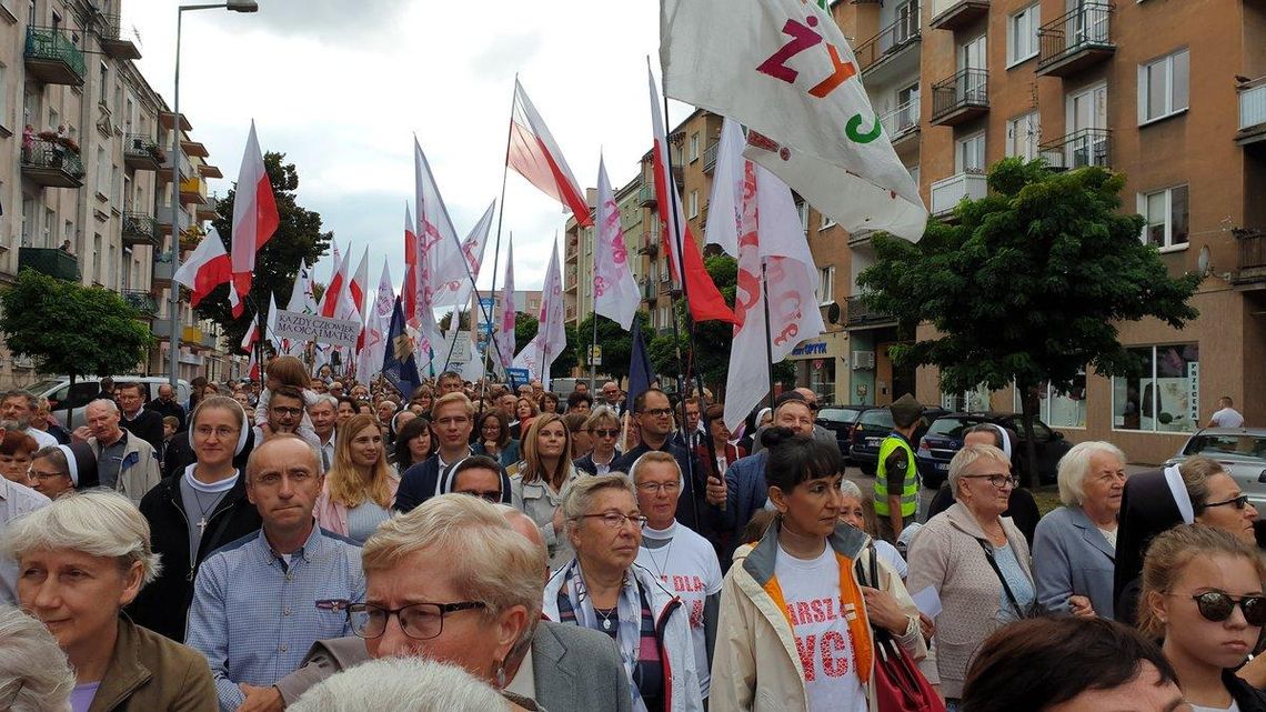 Marsz dla życia i rodziny. Tłumy kaliszan za wartościami katolickimi ZDJĘCIA i WIDEO