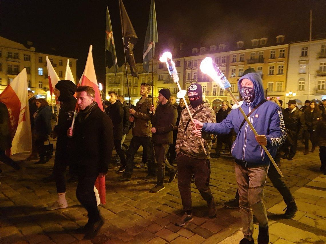 Marsz Żołnierzy Wyklętych. Modlitwa, kontrmanifestacja, rzucanie jajami ZDJĘCIA i WIDEO