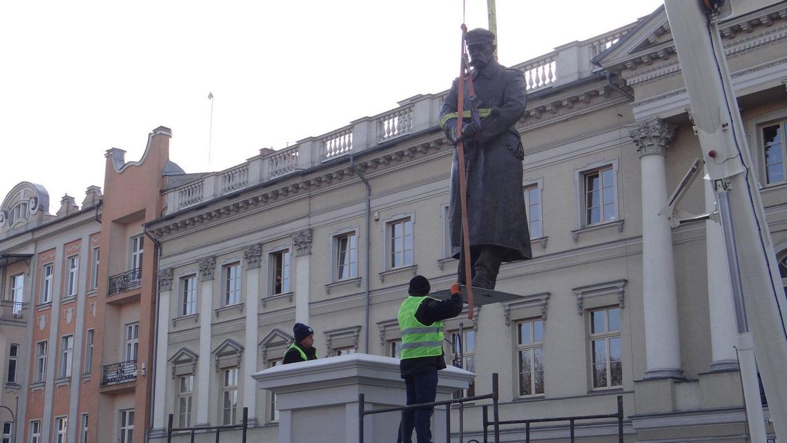 Marszałek już na cokole w alei Wolności ZDJĘCIA