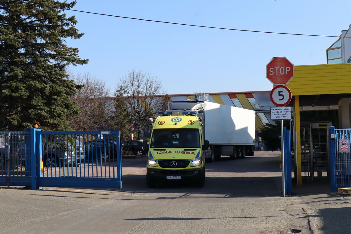 Maszyna przygniotła jej rękę. Wypadek podczas pracy