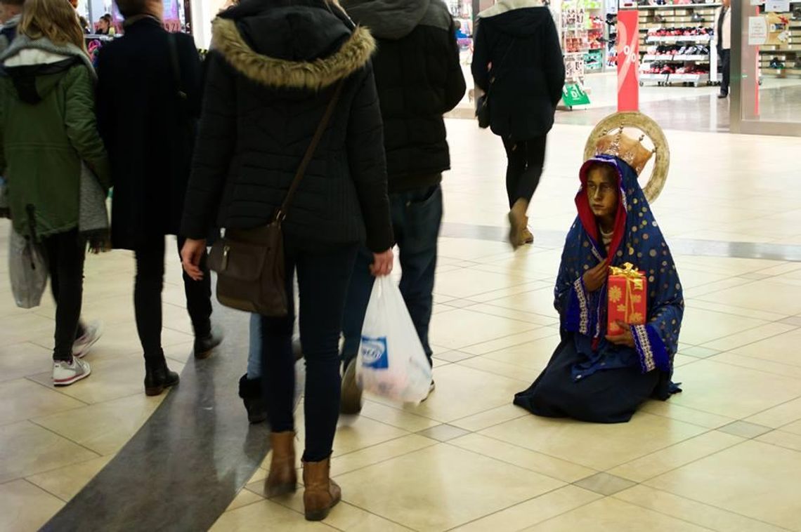 Matka Boska w centrum handlowym. Zachęca do refleksji