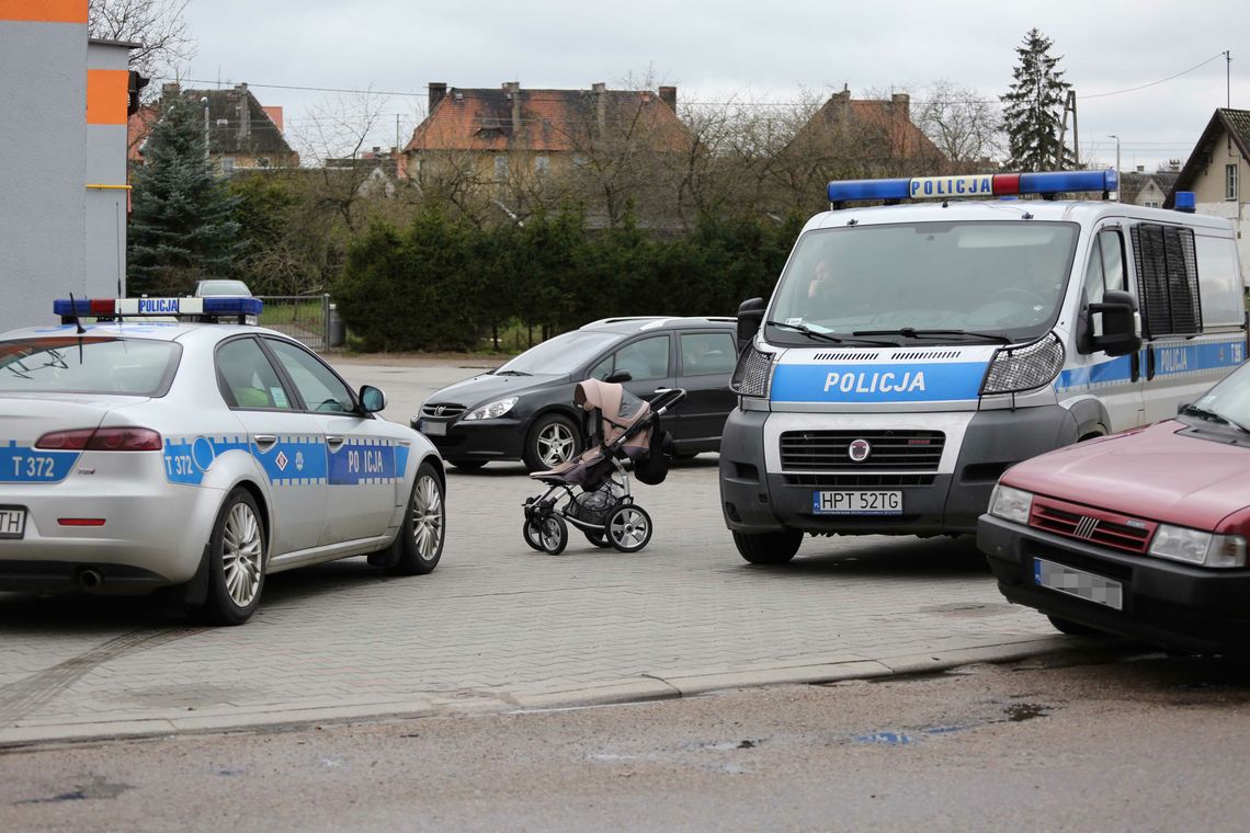 Matka prowadziła wózek z dzieckiem. Wjechał w nich samochód