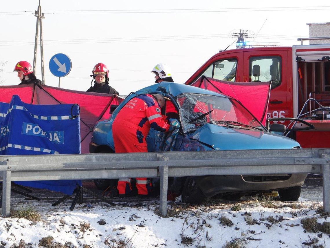 Mazda, którą podróżowało małżeństwo, zderzyła się z tirem. Jedna osoba nie żyje ZDJĘCIA