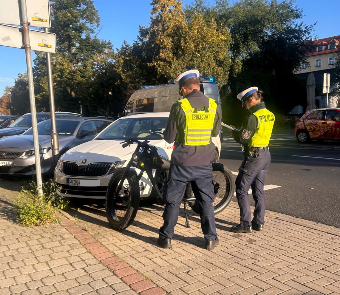 Mercedes kontra rower elektryczny. Kierowca jednośladu w szpitalu