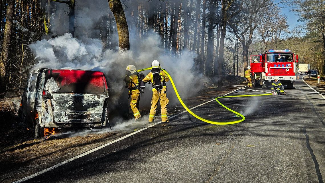 Mercedes w PŁOMIENIACH. Kierowca z rozległymi oparzeniami