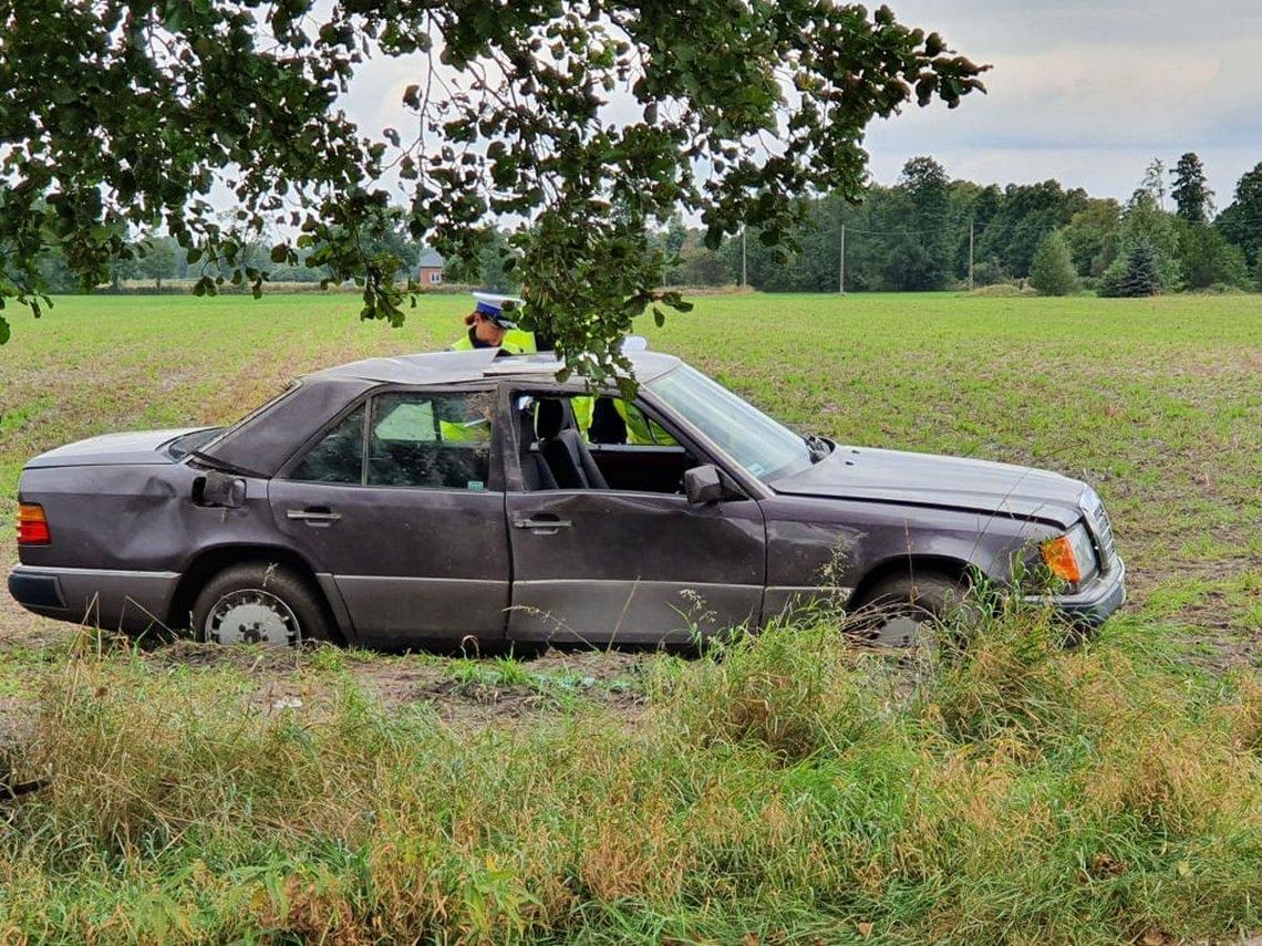 Mercedes wypadł z drogi. Nie żyje pasażerka ZDJĘCIA