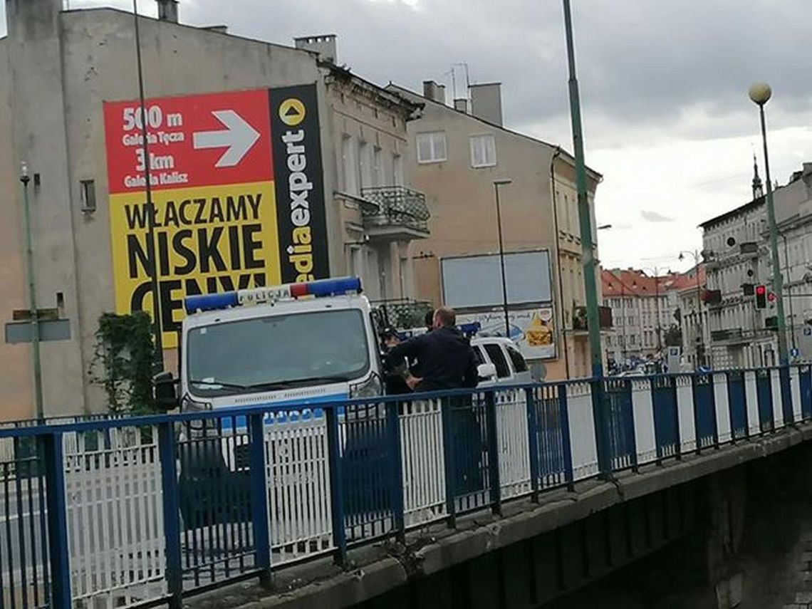 Mężczyzna chciał skoczyć z mostu. Powstrzymał go świadek