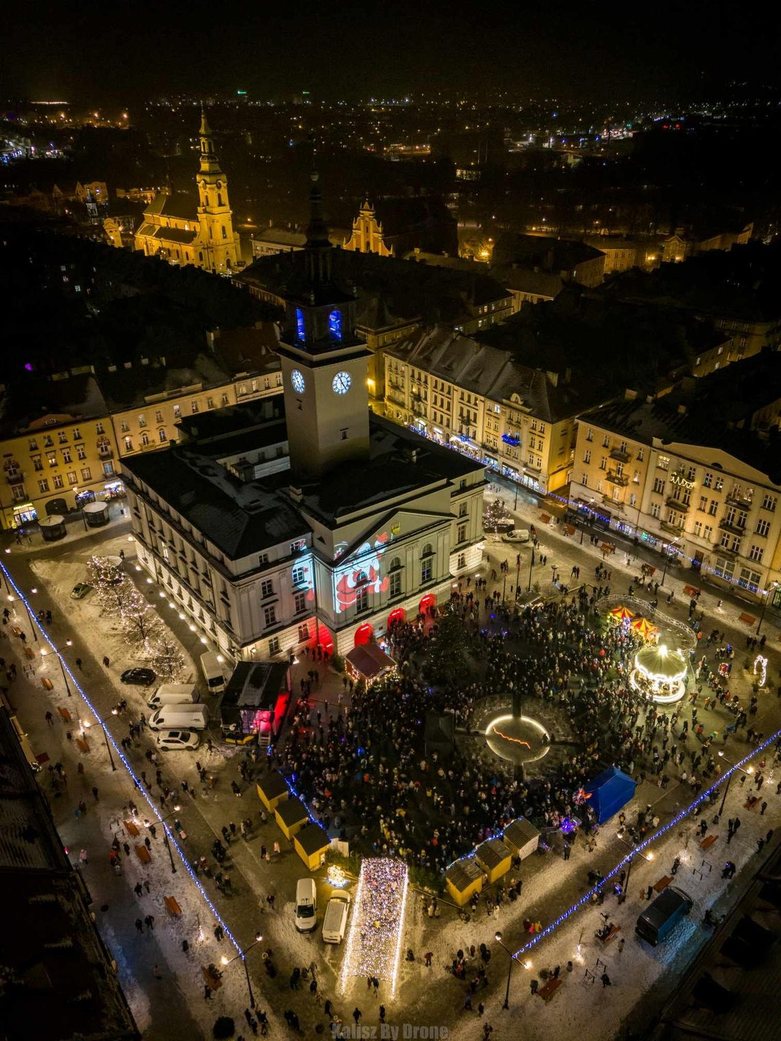 Miejskie Mikołajki w Kaliszu. Tłumy mieszkańców przed Ratuszem ZDJĘCIA