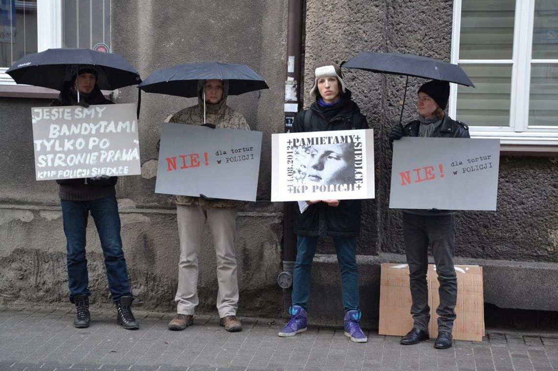 Mieli znęcać się nad zatrzymanymi, jeden z nich nie żyje. Policjanci przed sądem