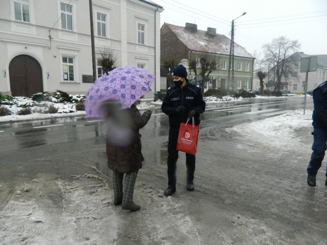 Mieszkańcy Opatówka otrzymali odblaski ZDJĘCIA