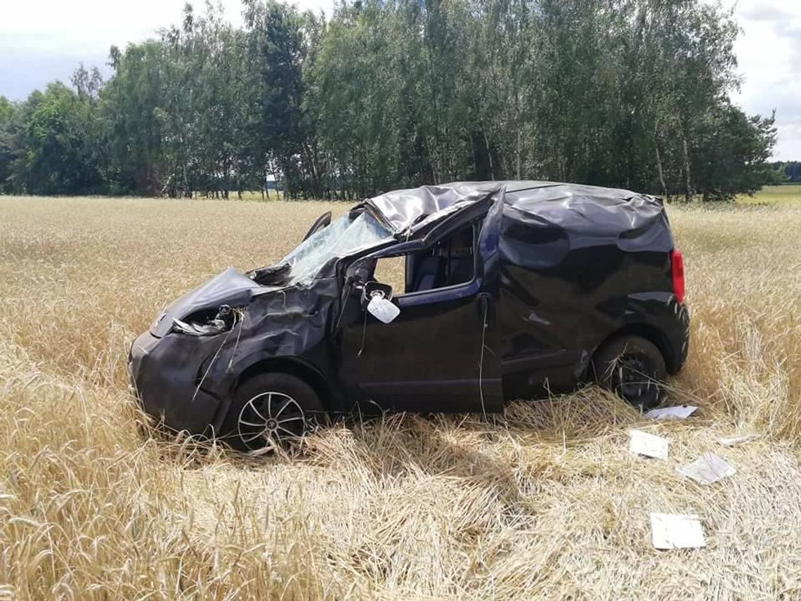 Mijały się na zakręcie, jeden z nich dachował. Wypadek na DK 25 ZDJĘCIA