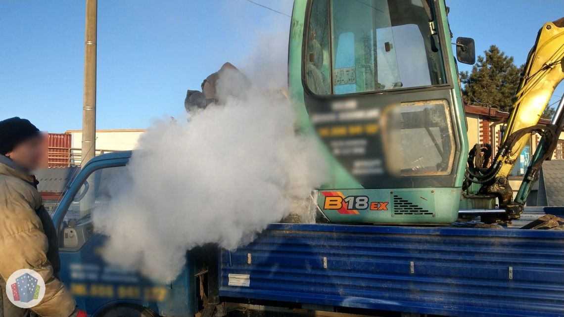 Minikoparka stanęła w ogniu podczas transportu. Z pomocą ruszyli świadkowie ZDJĘCIA