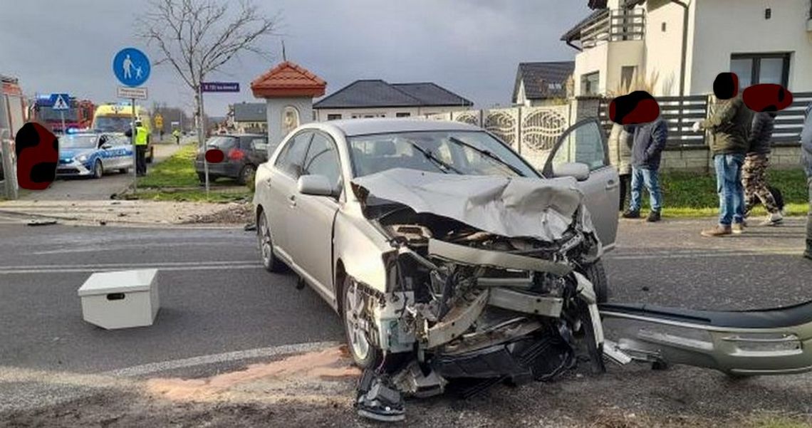 Młody kierowca myślał, że ma pierwszeństwo? Dwie osoby trafiły do szpitala