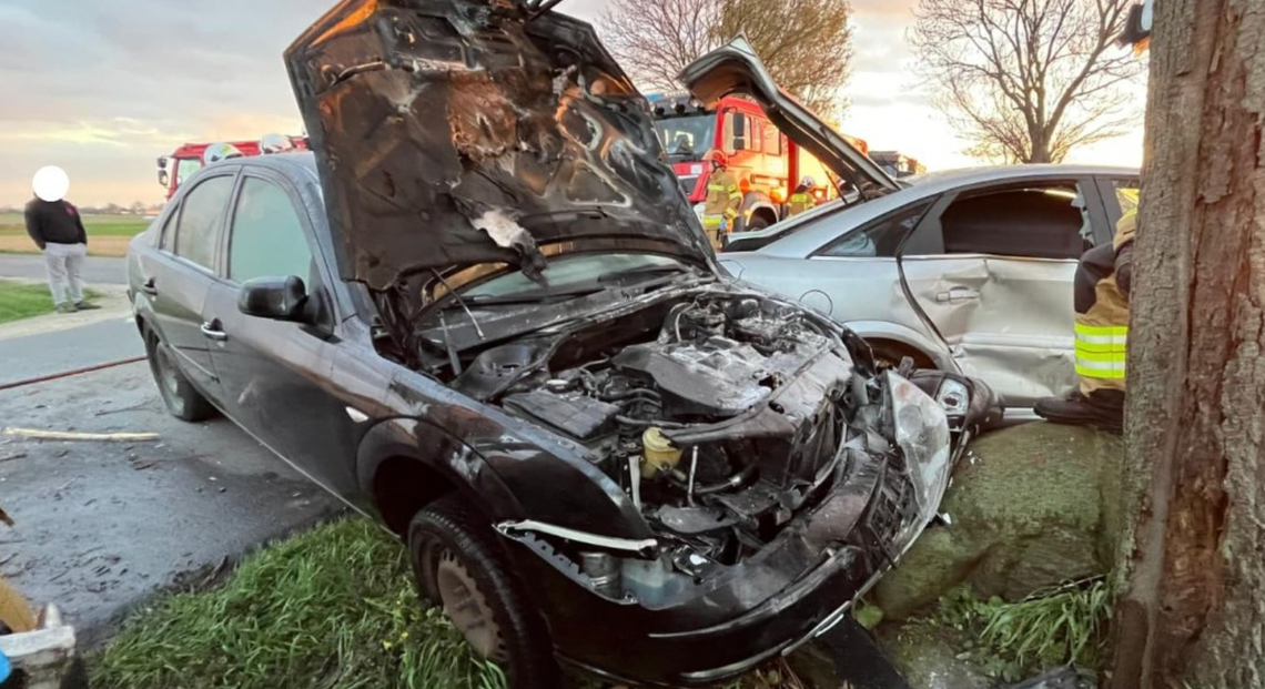 Młody kierowca wymusił pierwszeństwo. Po wypadku pojawił się ogień