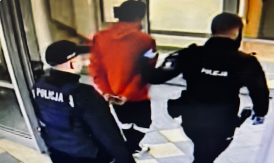 Młody mężczyzna plądrował zakrystię. W czasie mszy miał okraść księdza Młody mężczyzna plądrował zakrystię. W czasie mszy miał okraść księdza