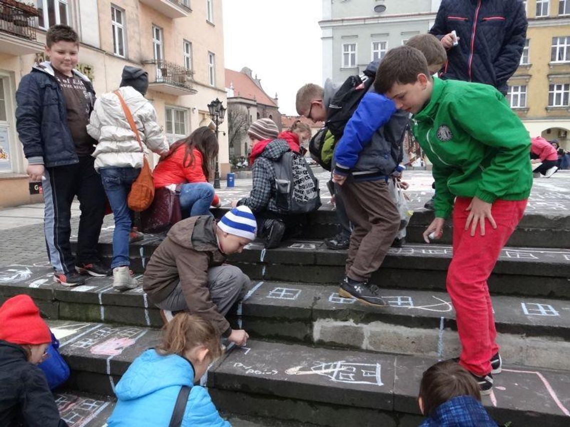 Młodzi plastycy "odnawiali" starówkę ZDJĘCIA