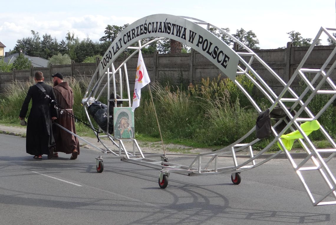 Mnich ze 100-kilogramową rybą idzie przez Polskę do Krakowa WIDEO