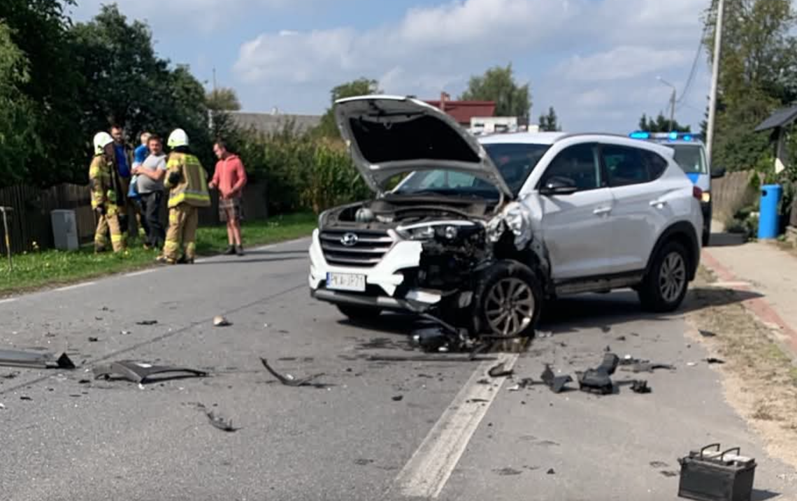 Mocne zderzenie dwóch aut pod Kaliszem. Akcja ratunkowa z udziałem LPR